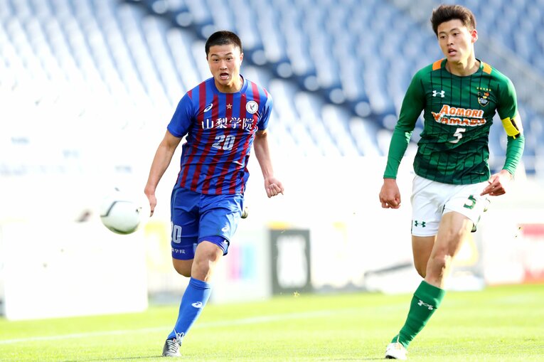 青森山田DF藤原優大（右）を徹底マークした山梨学院FW久保壮輝　©︎Naoki Nishimura/AFLO SPORT