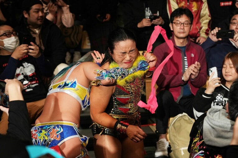 2度目のゴム攻撃に顔をしかめる里村明衣子　©Essei Hara