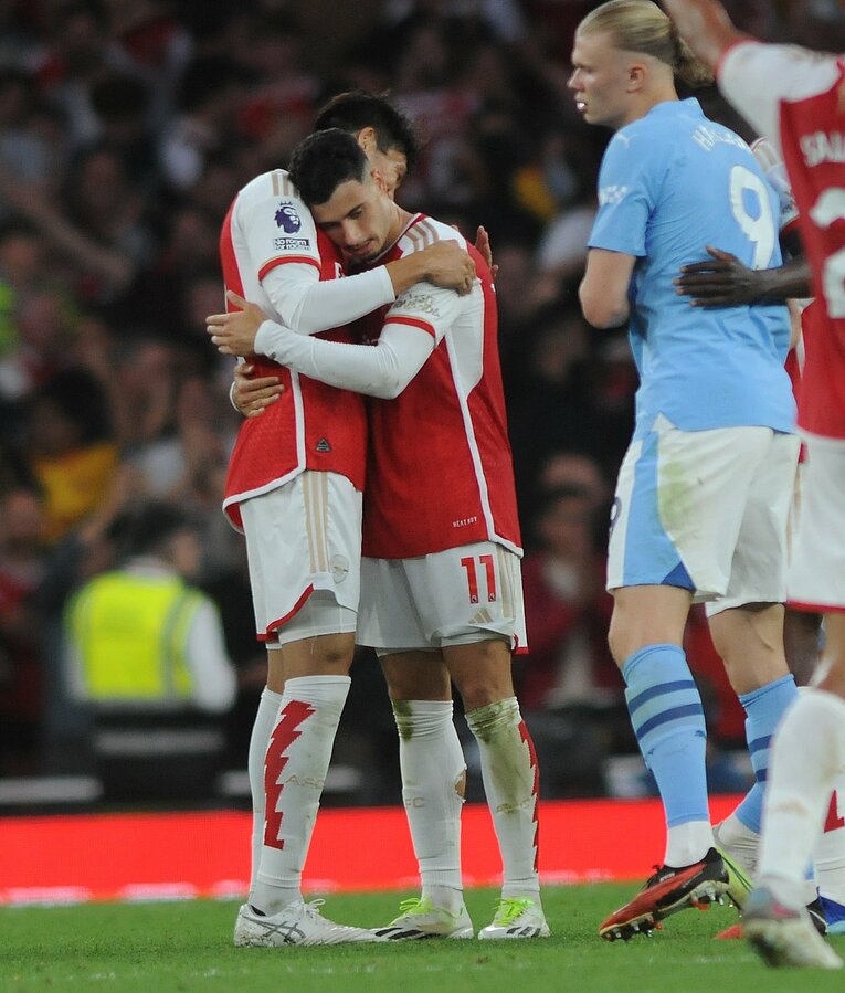 2015年12月以来、8年ぶりにマンチェスターシティ戦で勝利したアーセナル。試合後に抱き合う冨安とマルティネッリ　©AFLO