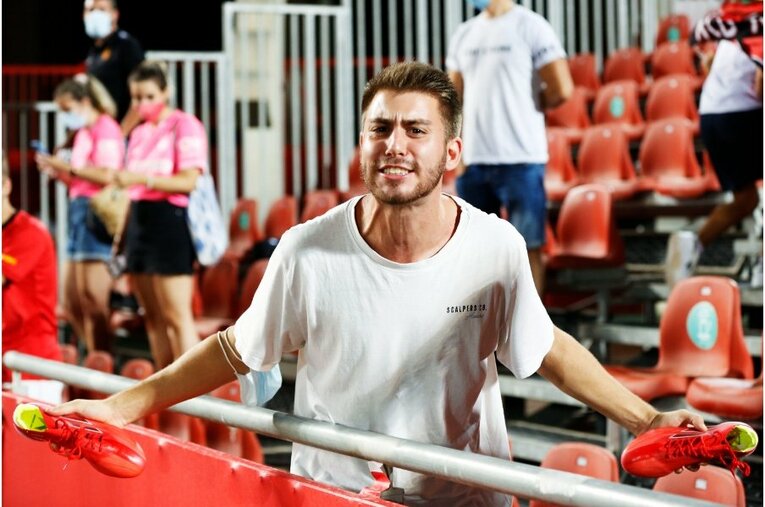 久保建英からスパイクをもらったファンが超嬉しそう… 絶妙だったボールコントロールとお辞儀、監督も“好プレーへの労い”〈激写〉(26)