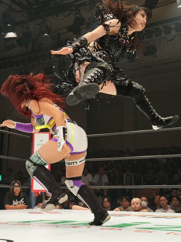 AZMと戦う上谷沙弥。9月27日、後楽園ホール　©Essei Hara