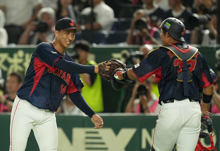 今年8月の侍ジャパン壮行試合で好投し、捕手とタッチを交わす大学日本代表・細野　©︎SANKEI SHIMBUN