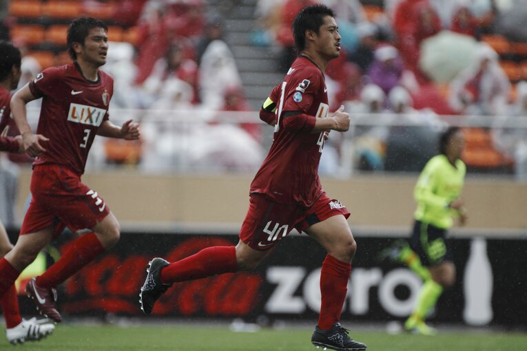 2011年4月23日、再開したJリーグの試合で鬼気迫る表情でプレーする小笠原満男　©︎Tamon Momozono