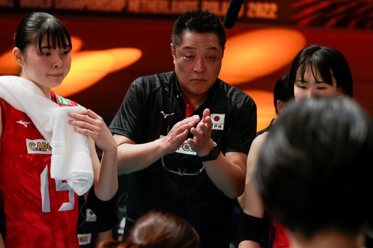 2022年世界選手権で選手に声をかける眞鍋政義監督　©︎Getty Images