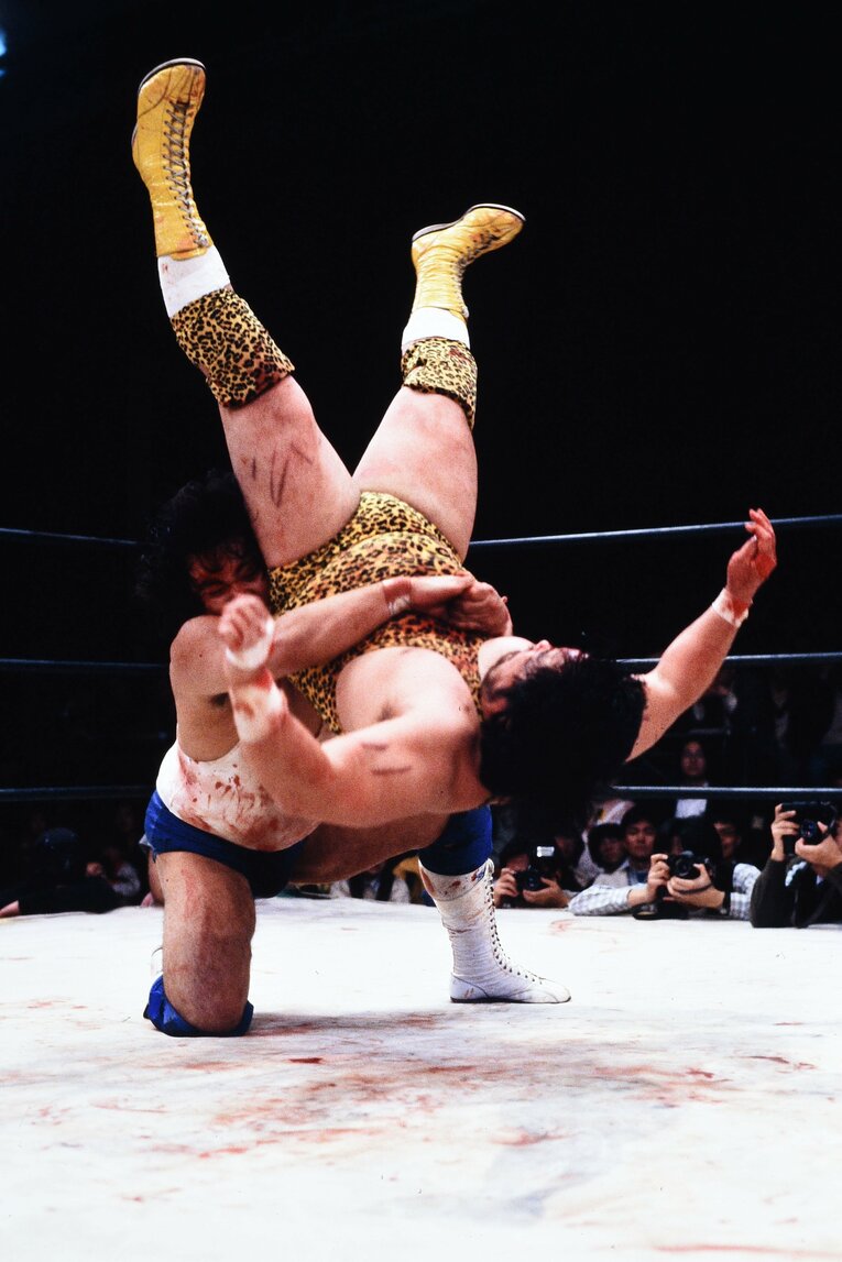 大仁田のサンダーファイアー・パワーボムを浴びる後藤