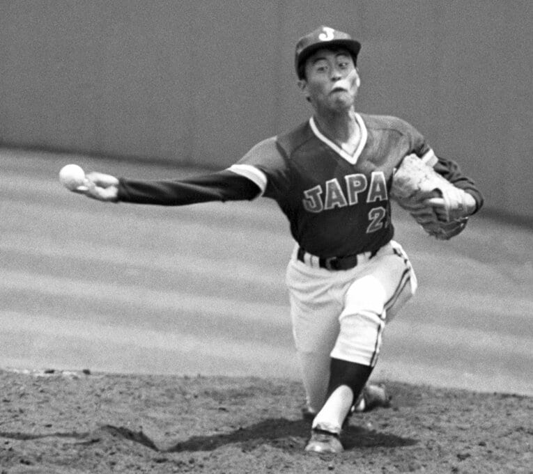 昭和58年、日米大学野球選手権の日本代表メンバーに選ばれ、投球練習する学生時代の大越健介さん　©KYODO