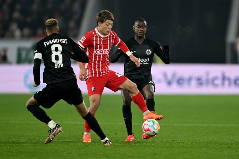 スイス代表のジブリル・ソウ（背番号8番）ともマッチアップ　©Getty Images