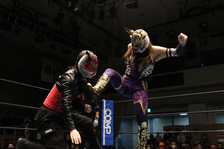 タイガー・クイーンを激怒させた“ヒール殺法”…乱入に凶器攻撃、待望のライバルは何でもありの“闇の軍団”？(13)