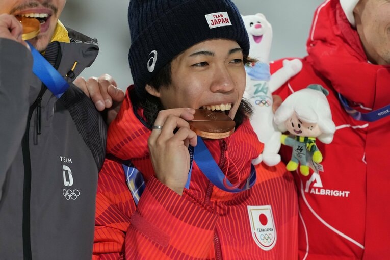 銅メダルをかじる二階堂蓮　©Tutomu Kishimoto / JMPA