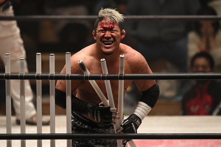1月2日（夜）の大日本プロレス。出血しながらも笑みを浮かべる竹田誠志