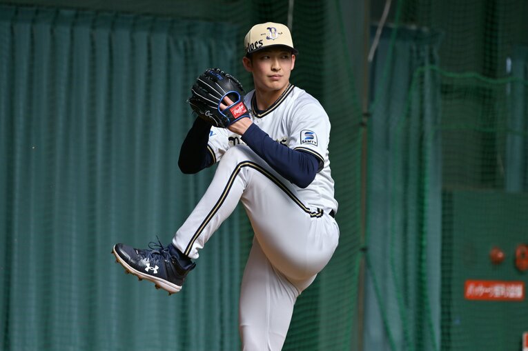 春季キャンプで試行錯誤する山崎　©Hideki Sugiyama