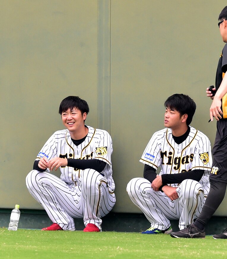 自分と同じように怪我に悩まされてきた高橋遥人（右）。後輩の復活登板には胸がいっぱいになった　©︎Sankei Shimbun
