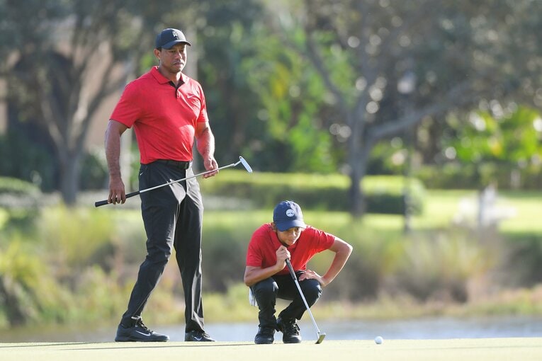 ラウンドする仕草は父そっくり　©︎Getty Images