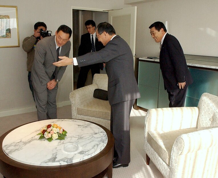 2002年11月、広島からFA宣言した金本知憲獲得に向けて、交渉に臨む阪神・野崎勝義球団社長（右から2人目）、黒田正宏球団本部付部長（右端） ©JIJI PRESS