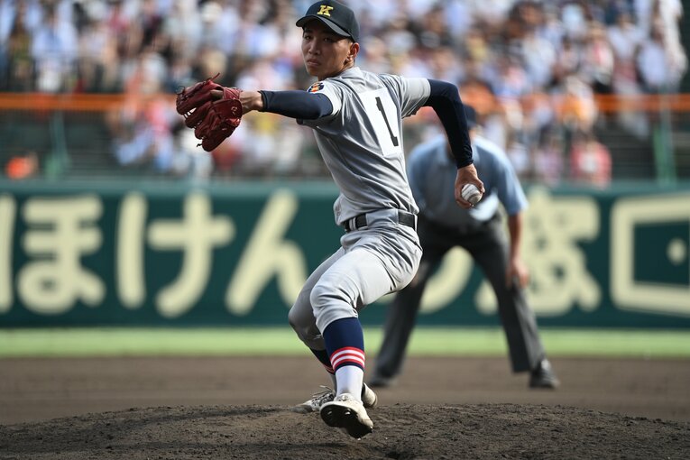 好投を続けた慶応の2年生・小宅雅己　©Naoya Sanuki