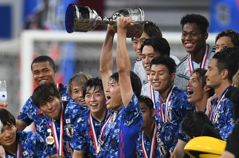 E-1選手権のトロフィーを掲げる22歳の町野修斗。大会MVPの相馬勇紀と並ぶ3ゴール（得点王）をあげ、アピールに成功した ／ photograph by Masashi Hara/Getty Images