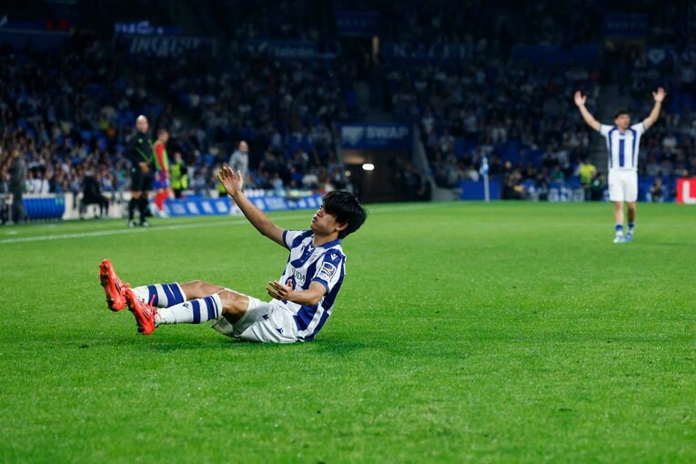 久保へのファールが増えていくラングレへ小言をいう久保　©Daisuke Nakashima