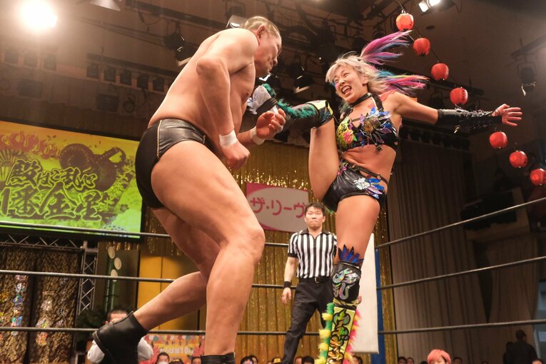 「スターダムをクビになって…」人気女子プロレスラーが初告白　ウナギ・サヤカ“超満員の自主興行”に密着して感じた「不思議な風格」(28)