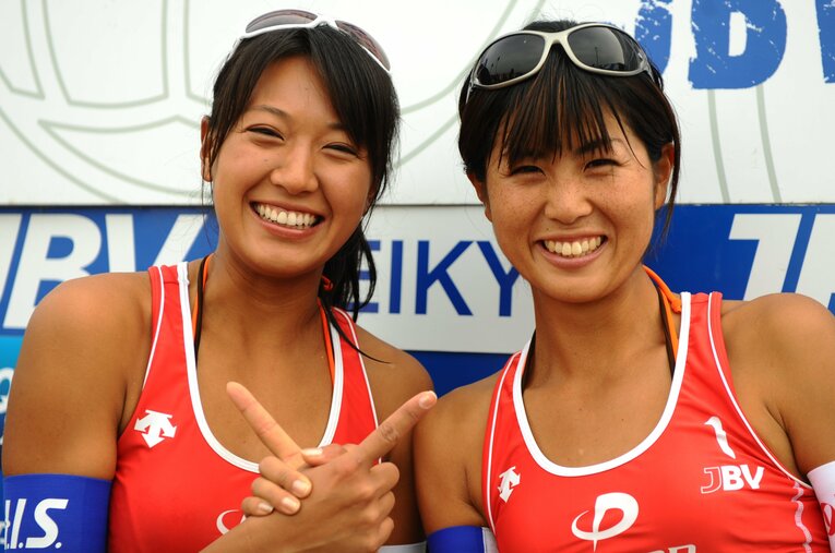 フィーバーを巻き起こした浅尾美和（左）と西堀健実のペア【スワイプするとそのほかの写真もご覧になれます】　©Kazuaki Matsunaga