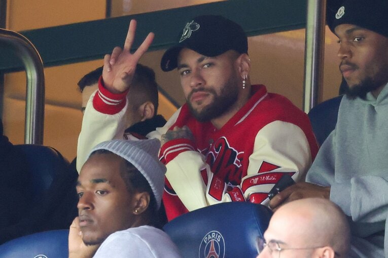 スタンドでPSGの戦況をみつめるネイマール。カメラ目線？でピースも　©︎Getty Images