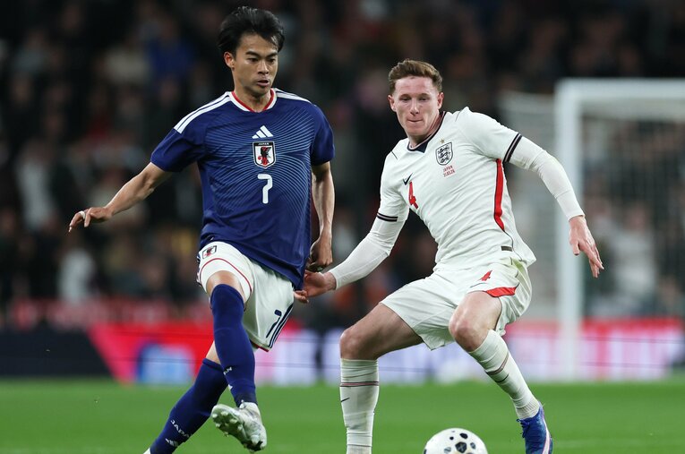 アンダーソンをいなしてパスを出す三笘薫。英国人記者に日本代表評を聞いた ／ photograph by Eddie Keogh-The FA/Getty Images