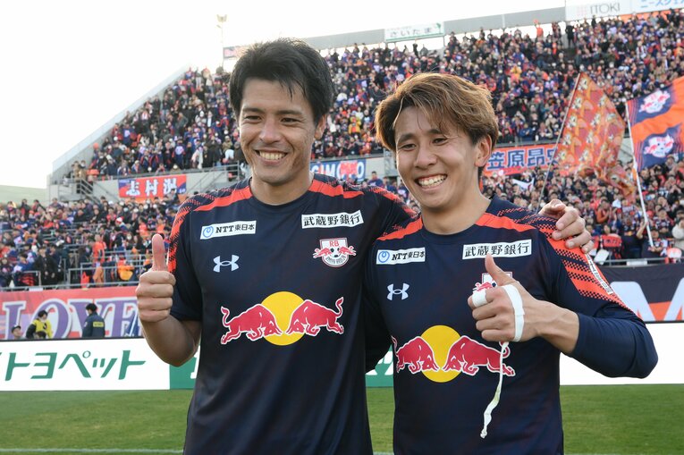 決勝ゴールを決めたFW藤井一志（右）と笑顔で写真に収まるDF濱田水輝。浦和レッズでキャリアをスタートし、昨季から大宮でプレーする　©︎J.LEAGUE