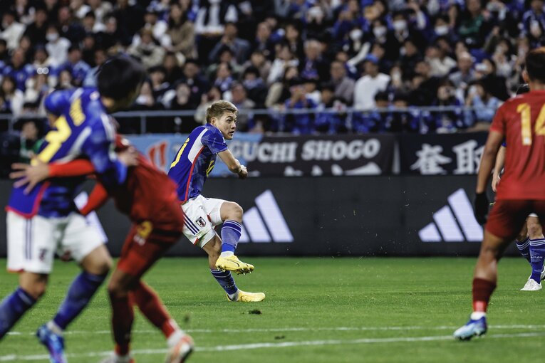 枠を捉えた堂安律のフリーキック　©Kiichi Matsumoto