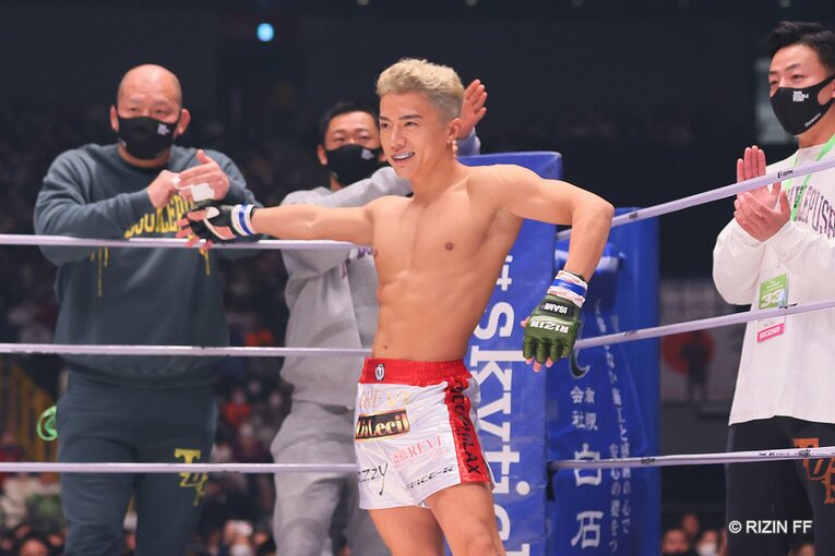 三浦孝太「格闘技でキングに」 サッカーボールキックで勝利した“カズの息子”の実力は本物か？ RIZINデビュー戦で見せた“明らかな才能”とは(12)