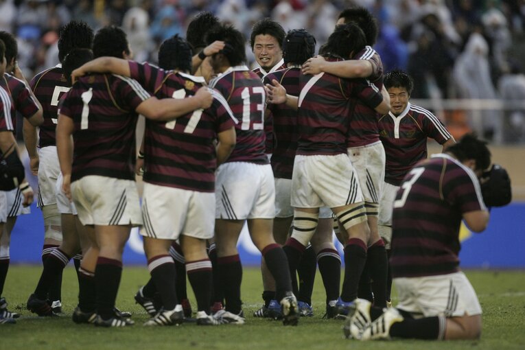 翌08年の大学選手権決勝では慶応大相手に勝利。試合後に喜ぶ五郎丸ら　©BUNGEISHUNJU