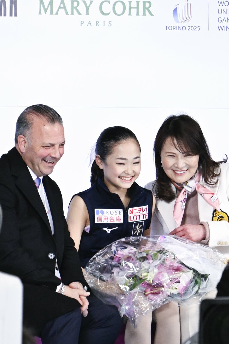 ジスラン・ブリアン（左）、濱田見栄（右）とともに優勝を喜ぶ島田麻央　©︎Asami Enomoto