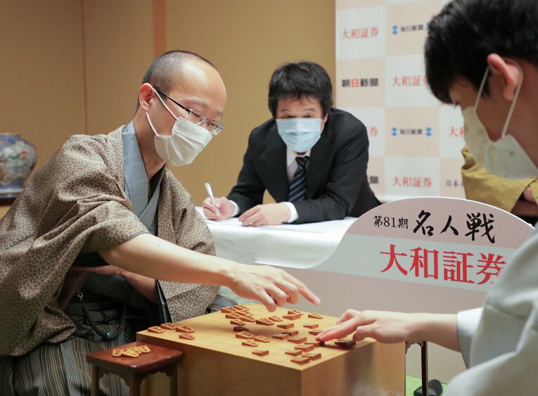 名人戦第1局の渡辺名人　©JIJI PRESS