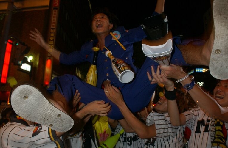 03年阪神優勝の夜。道頓堀が大変なことに　©︎BUNGEI SHUNJU