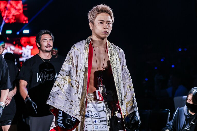 覚悟を決めた表情で入場する武尊　©ONE Championship