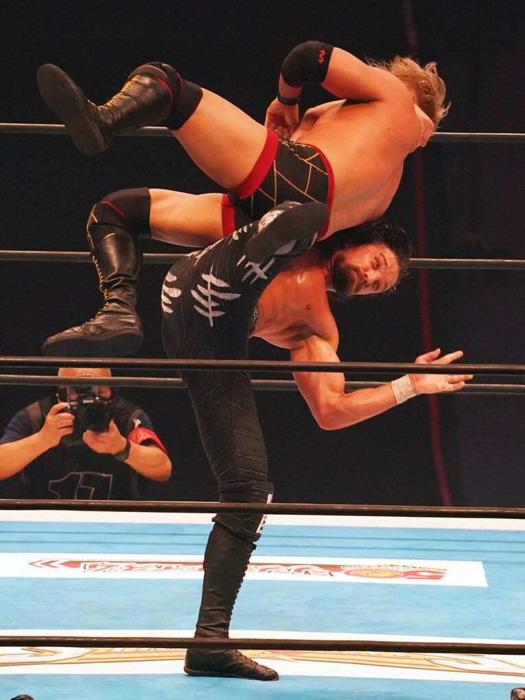 オカダ・カズチカを攻めるジェイ・ホワイト