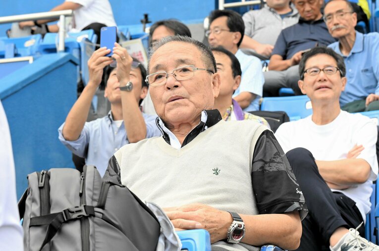 2024年10月、神宮球場のバックネット裏で東京六大学の試合を見る苑田氏 ／ photograph by Asahi Shimbun