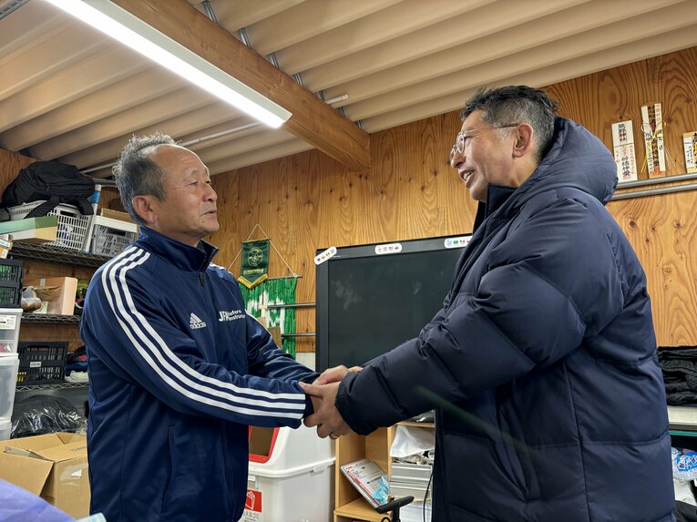 作陽・野村監督（現・総監督、校長）と握手する青木さん　©︎Takahito Ando