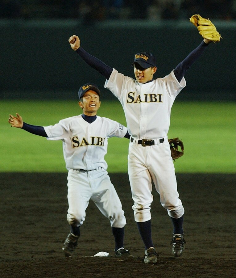センバツ優勝を達成し、マウンドで喜ぶ福井優也（当時高2）。雨天で試合開始時間が大幅に遅れ、史上初のナイター試合とあった　©︎JIJI PRESS　