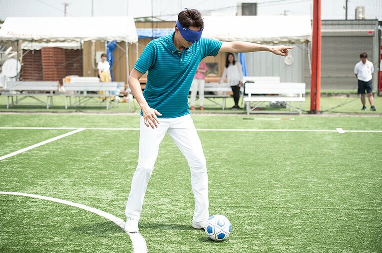 ボールのトラップもドリブルもシュートも……目隠しをした松岡修造さんにはあまりにも難しかった！ ／ photograph by Yuki Suenaga