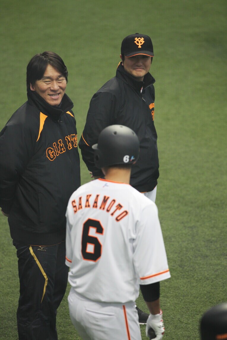 巨人監督時代。松井秀喜らと談笑　©Kichi Matsumoto