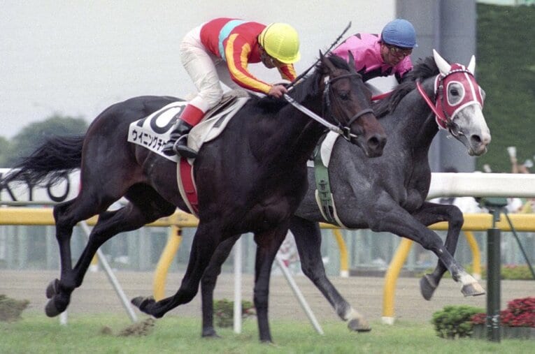 1993年の日本ダービーを制したウイニングチケット。右は2着のビワハヤヒデ ／ photograph by KYODO