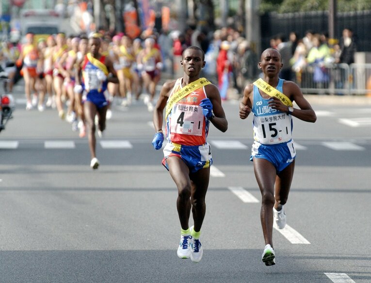 仙台育英のワンジル（左）や山梨学院のモグスなど、日本人にも人気の留学生ランナーが都大路を彩ってきた　©JIJI PRESS