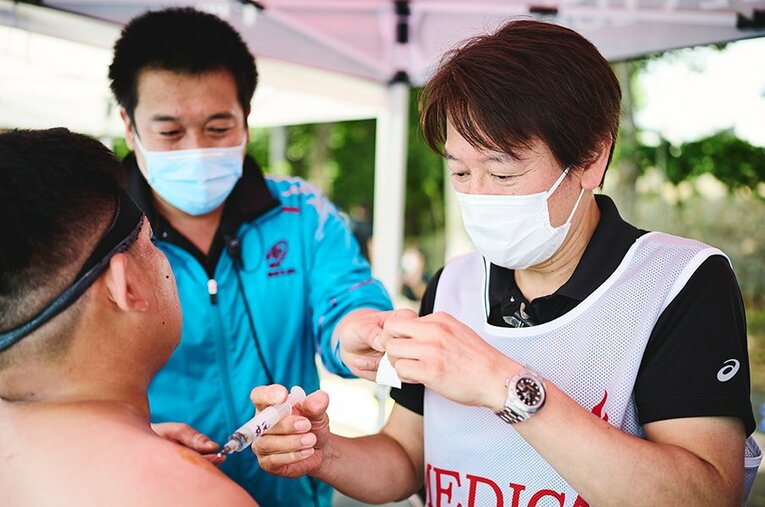 コンタクトスポーツの中でもとりわけ怪我が多いラグビー。チームドクターの存在は不可欠だ ／ photograph by Yuki Sunenaga