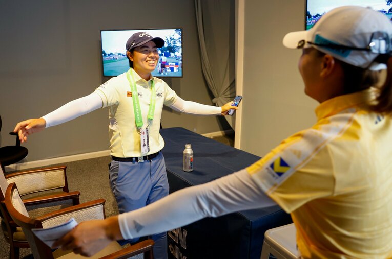 渋野日向子（右）健闘を称える熱いハグ　©︎USGA