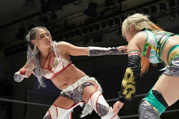 壮麗亜美に殴りかかるジュリア　©Essei Hara