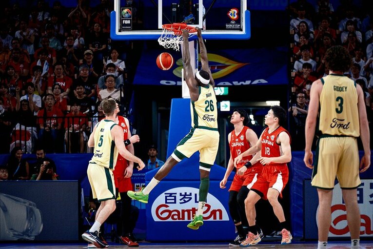 ダンクするオーストラリア代表・リース。211cmのビッグマン　©FIBA