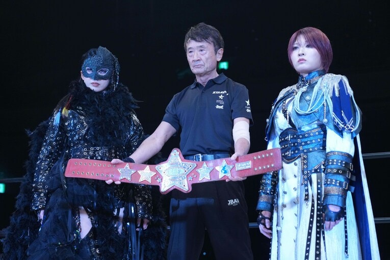 タイトルマッチ・セレモニーでの上谷沙弥と安納サオリ　©Essei Hara