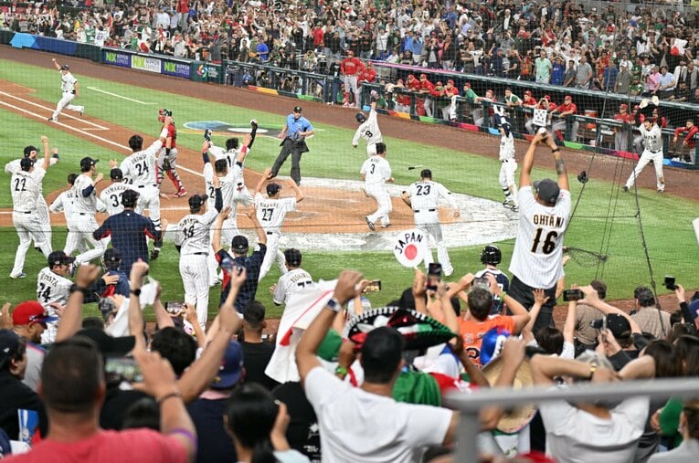 村上の劇的な一打でサヨナラ勝利し、決勝進出を決めた　©Naoya Sanuki