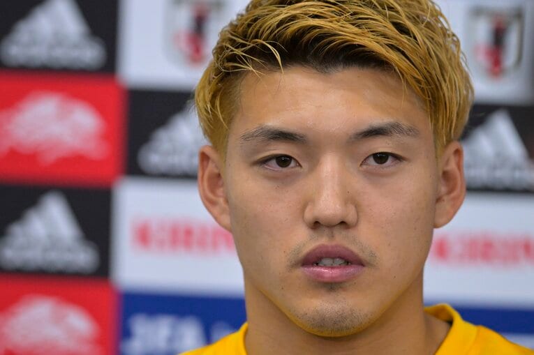 3日の練習後、取材に応じる堂安　©Koki Nagahama/JMPA