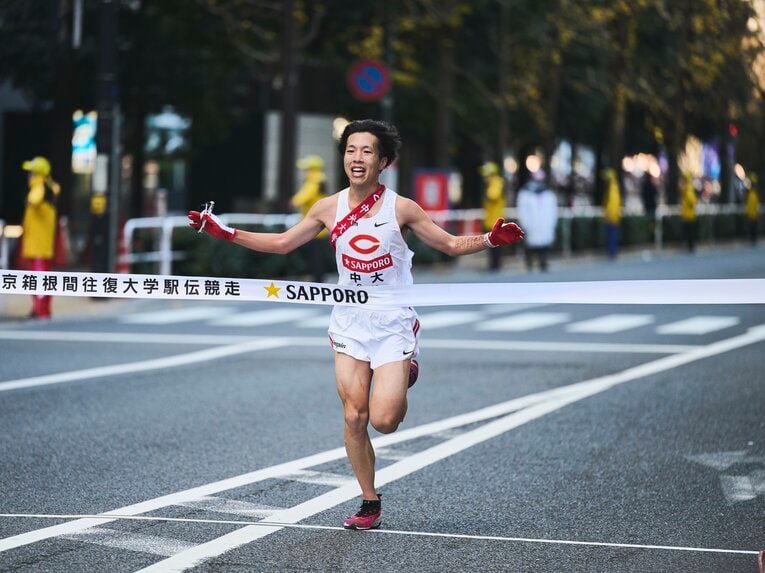 2位のゴールテープを切り、卒業する助川。悲願の優勝は弟たちの世代に託された　©Yuki Suenaga