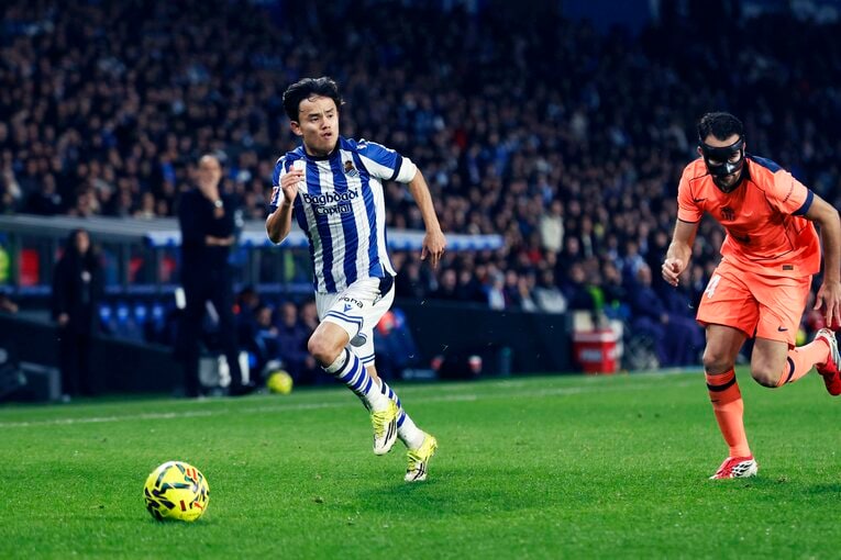 マシア時代の同僚エリック・ガルシアとのマッチアップを楽しむ久保（写真は続きます）　©Daisuke Nakashima